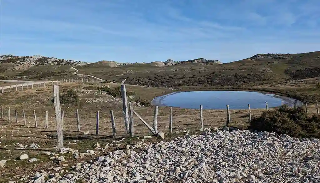 Lago del sendero de Lizarraga