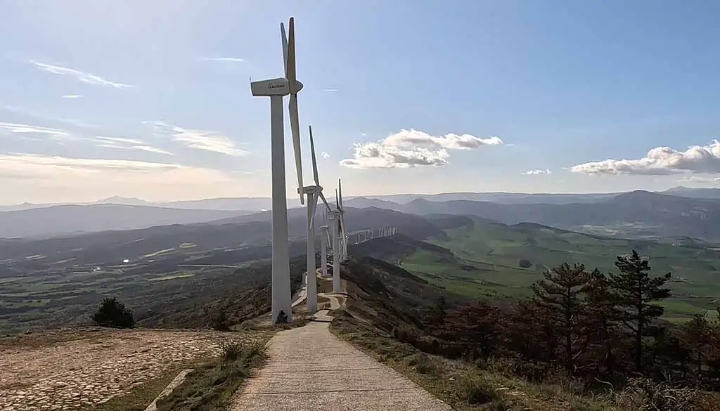 Sendero y carretera del Alto del Perdón