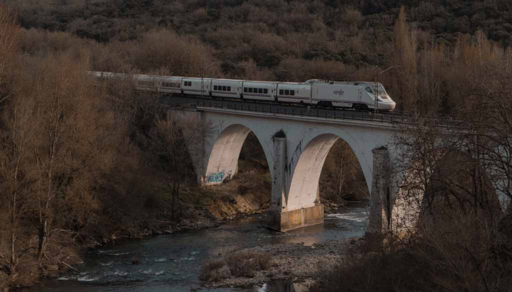 Talgo s130 en un puente en Navarra